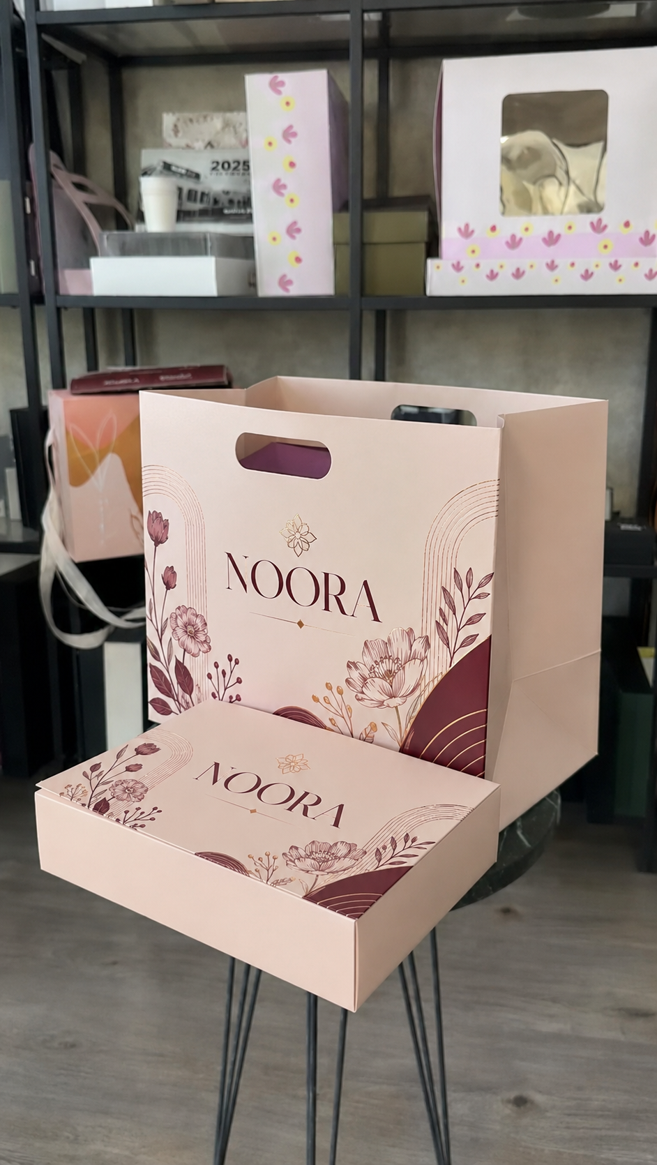 Product image 1: Paper bag / carry box with integrated handle Flat rectangular box matching the same design