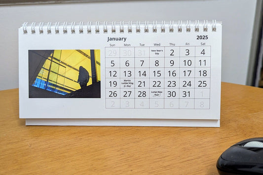 تقويم مكتبي مخصص للصور 2026، بتصميم فريد وجودة طباعة عالية